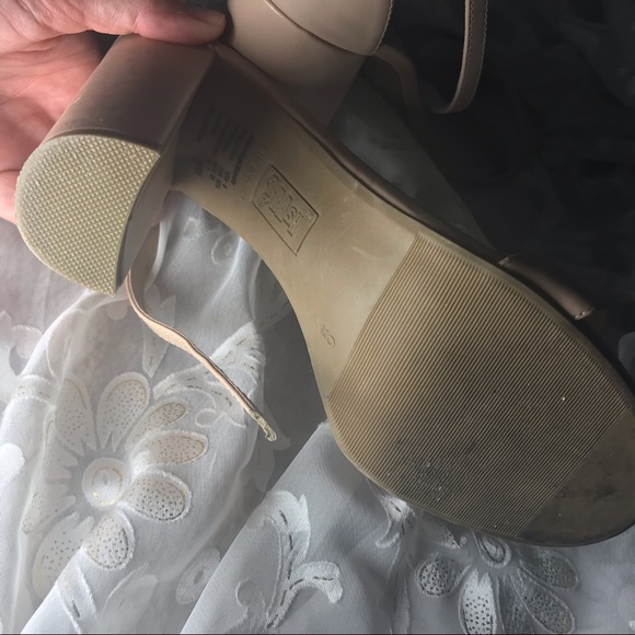 Tan Block Heels - 9 - Picture 7 of 7